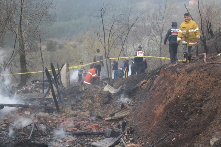 Evinin Önünde Yaktığı Anız, Canına Mal Oldu