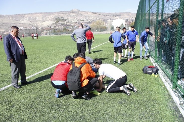 Ayağı Kırılan Futbolcu, Sedye Olmadığı İçin Kucakta Taşındı