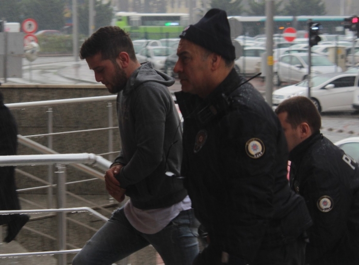 Aranan Suçluyu Gece Bekçilerinin Şüphesi Ele Verdi