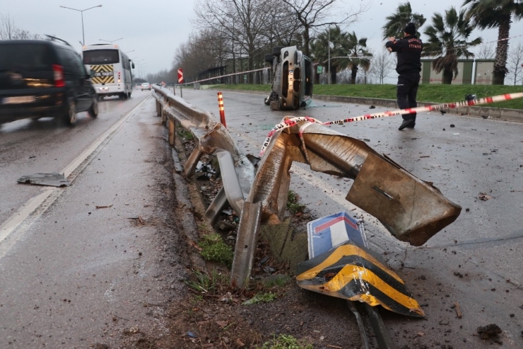 Lüks Otomobil Bariyerlere Çarpıp Yan Yattı: 2 Yaralı
