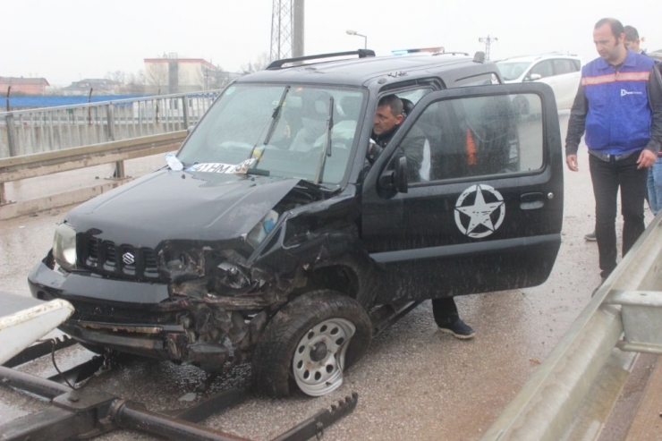 İki Otomobil Kafa Kafaya Çarpıştı: 3 Yaralı