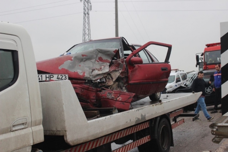 İki Otomobil Kafa Kafaya Çarpıştı: 3 Yaralı