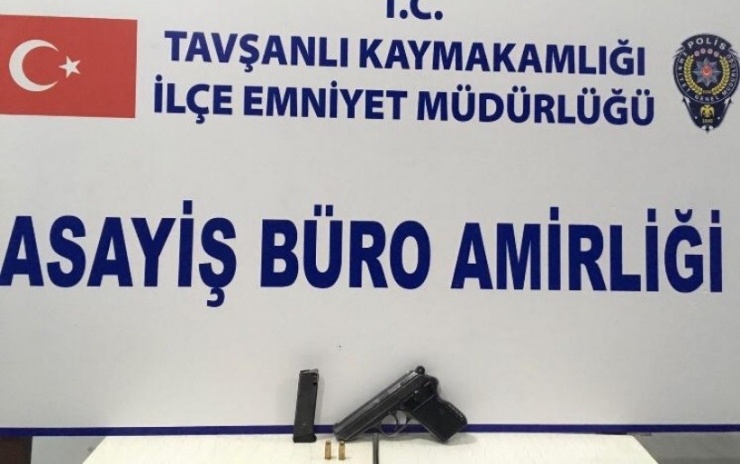 Tavşanlı’da Polis 8 Ayrı Adreste Kaçak Silah Ele Geçirdi
