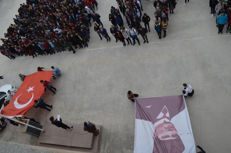 Liseli Öğrenciler Şehitler İçin Tek Ses Tek Yürek