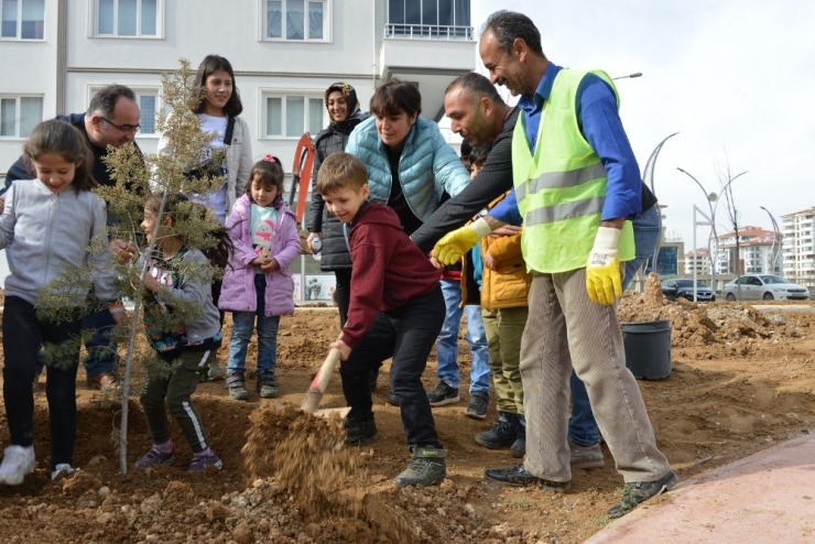 İşitme Engelli Öğrencilerden Ağaçlandırmaya Destek