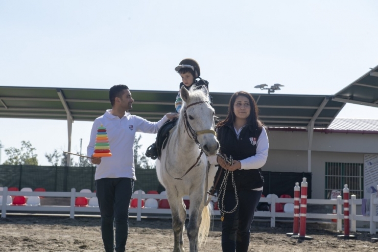 Özel Çocuklara Atlı Terapi