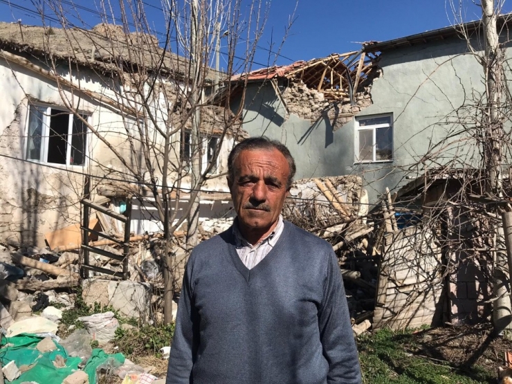 Fırtına Nedeniyle Evin Üzerine Minare Devrildi