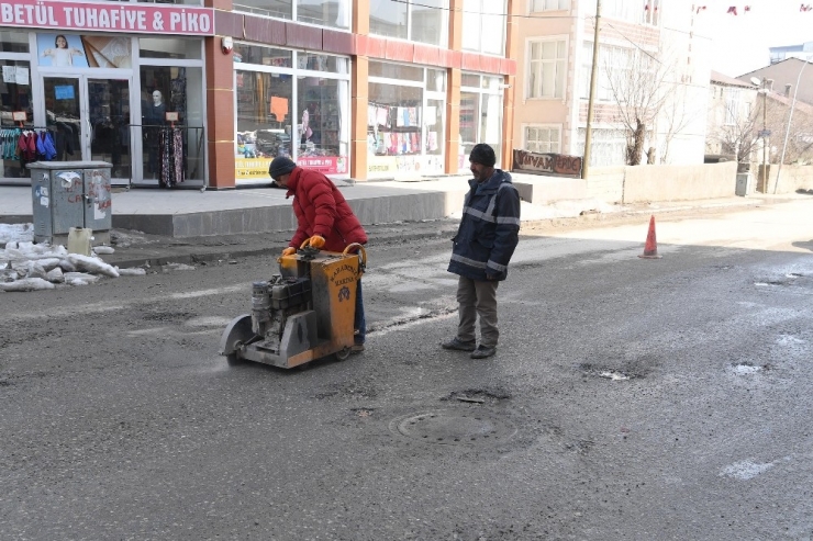 Muş Belediyesi Kışın Tahribatlarını Onarmaya Başladı