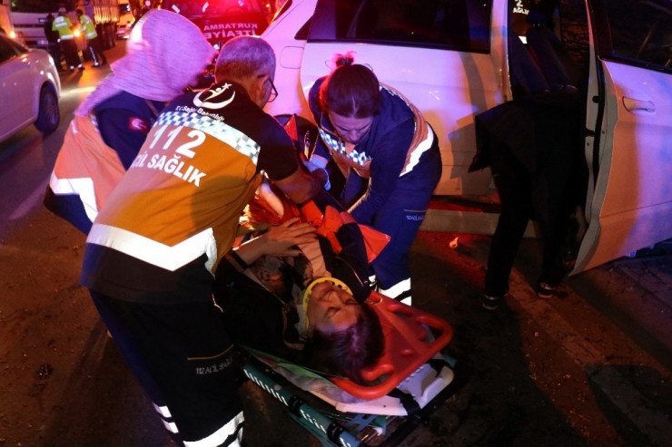 Kontrolden Çıkan Araç Ağaca Çarptı: 3 Yaralı