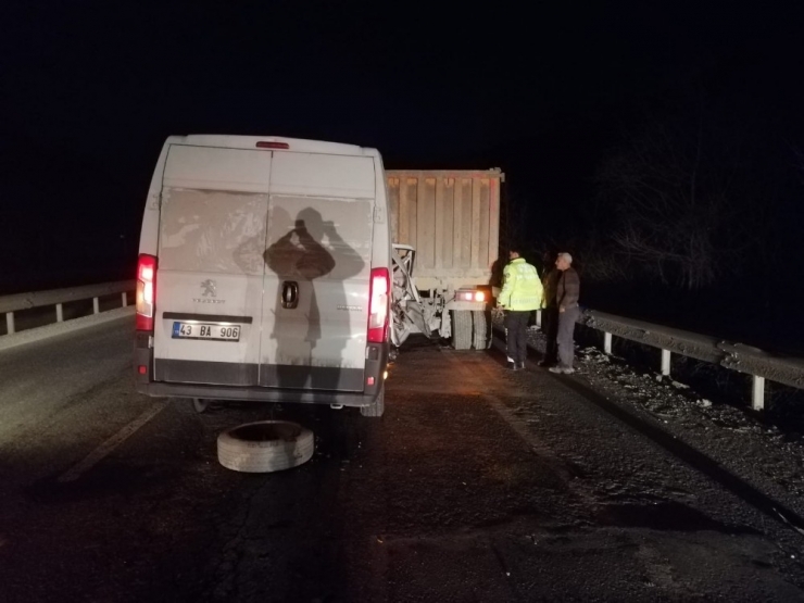 Seyir Halindeki Kamyonet Kamyona Arkadan Çarptı; 1 Kişi Yaralandı