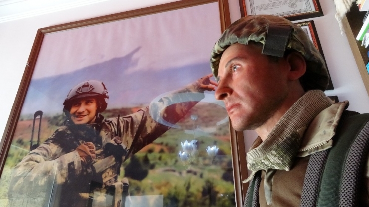 Şehit Oğlunun Hasretini Balmumu Heykeli İle Gidermeye Çalışıyor