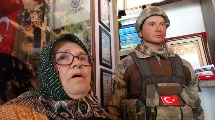 Şehit Oğlunun Hasretini Balmumu Heykeli İle Gidermeye Çalışıyor