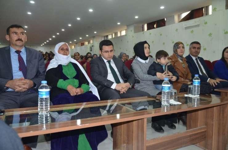 3 Çocuğu Ve 2 Kardeşi Şehit Olan Hatice Acer Yılın Kadını Seçildi