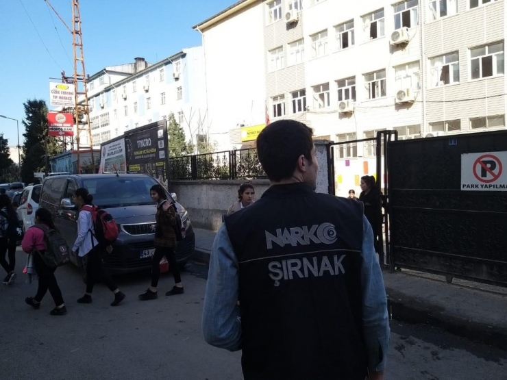 Cizre’de Okul Önlerinde Uyuşturucu Denetimi