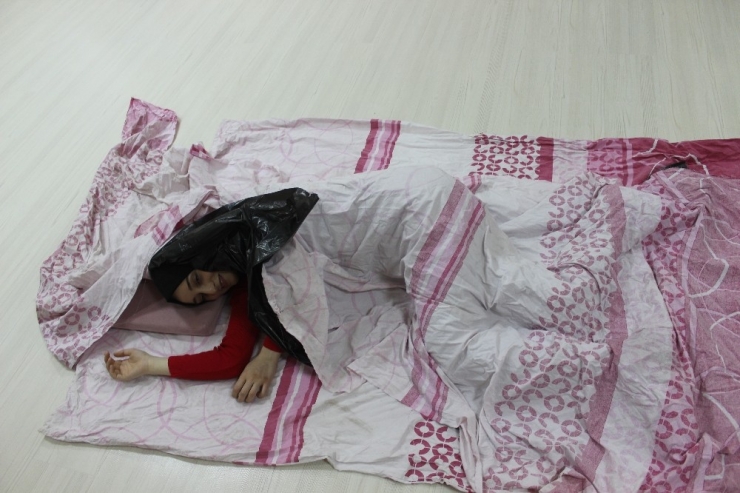 Kadın Cinayetlerine Dikkat Çekmek İçin Öğrencisini Alçı İle Kapladı