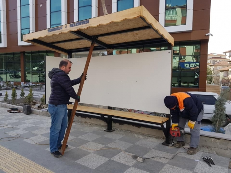 Sungurlu Belediyesi Otobüs Duraklarını Kendisi Yapıyor
