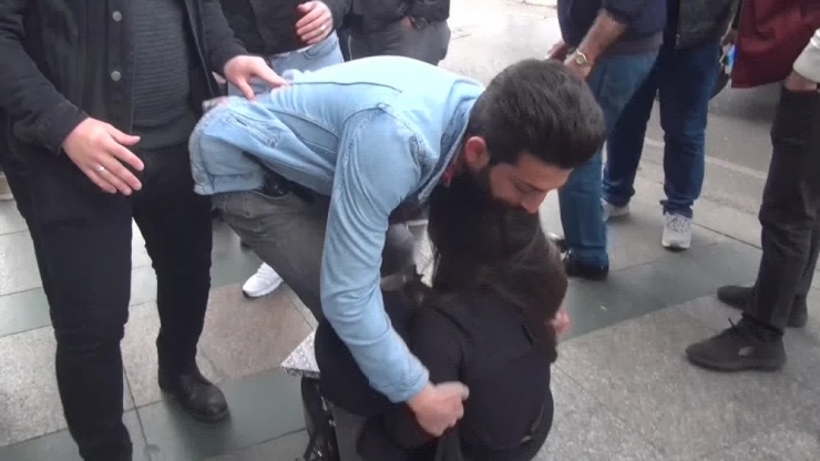 Taksim’de Tacize Uğradığını İddia Eden Genç Kız Sinir Krizi Geçirdi