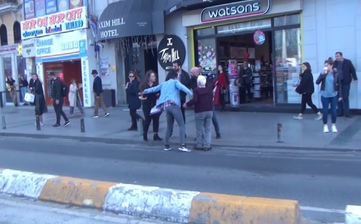 Taksim’de Tacize Uğradığını İddia Eden Genç Kız Sinir Krizi Geçirdi
