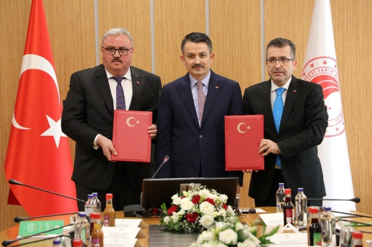 Bakan Pakdemirli: "Süt Üretiminde Meteoroloji Verileriyle Artış Hedefleniyor"