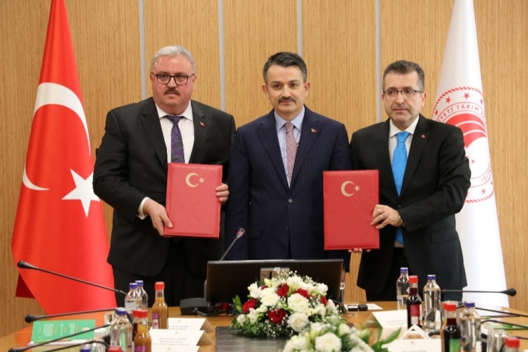 Bakan Pakdemirli: "Süt Üretiminde Meteoroloji Verileriyle Artış Hedefleniyor"