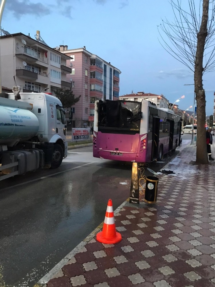 Yangını Dikiz Aynasından Fark Etti, Olası Faciayı Önledi