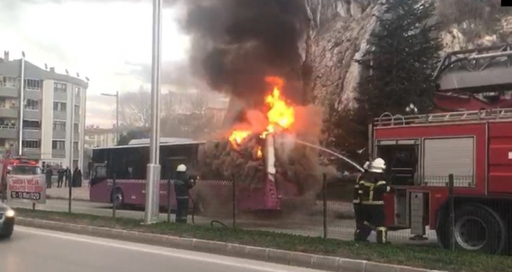 Yangını Dikiz Aynasından Fark Etti, Olası Faciayı Önledi