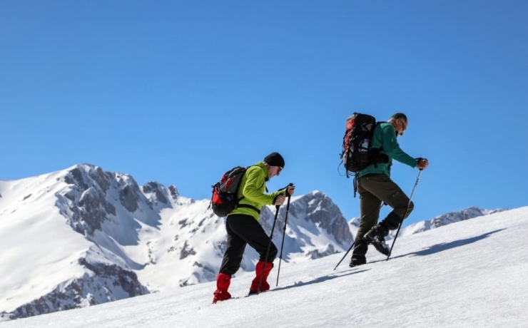 Tunceli’de 9 Kişilik Ekip, Karla Kaplı Munzur Dağları’na Tırmandı