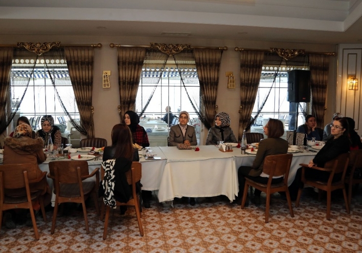 Van Büyükşehir Belediyesinin Kadın Çalışanları Yemekte Bir Araya Geldi