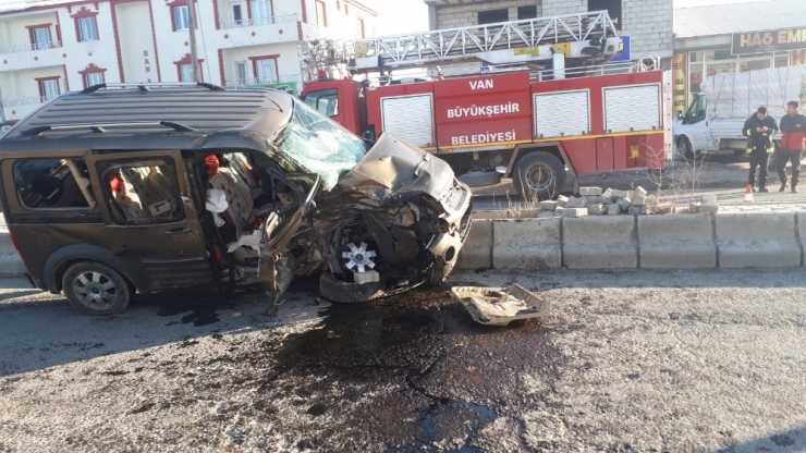 Çaldıran’da Kamyonetler Çarpıştı: 1 Ölü, 4 Yaralı