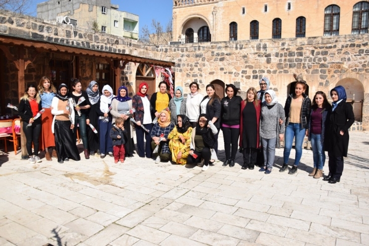 Viranşehir’de Kadınlara Karanfil