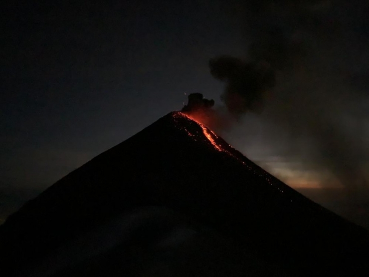 Yanardağ Patlamasının Eşsiz Anları Havadan Görüntülendi