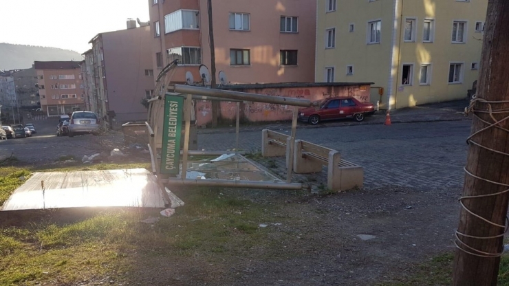 Fırtına Otobüs Durağını Devirdi