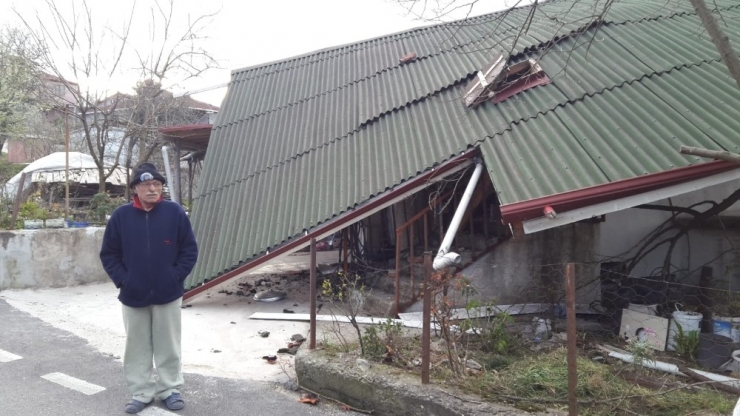 Zonguldak’ta Kuvvetli Rüzgar Çatıları Uçurdu
