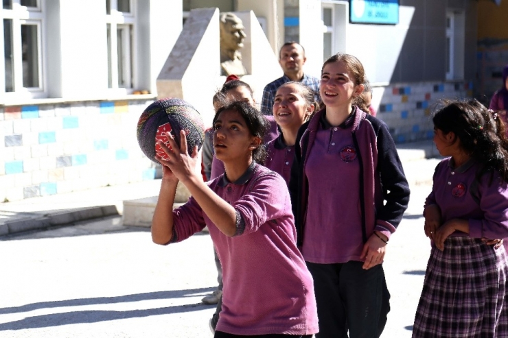 Biri Kollarını Açıp Pota Oldu, Diğerleri Basket Attı