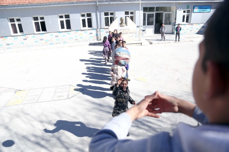 Biri Kollarını Açıp Pota Oldu, Diğerleri Basket Attı