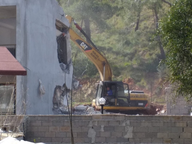 Adrasan’da Kaçak Yapılar Yıkılıyor