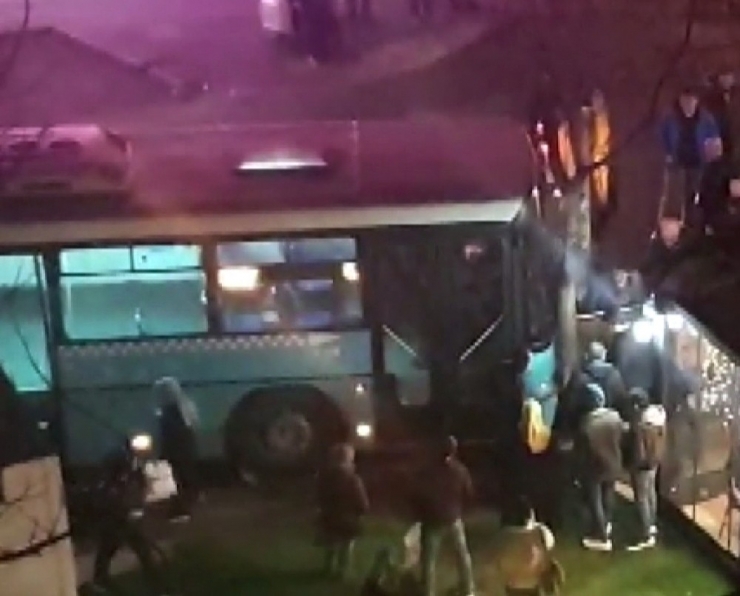 Freni Boşalıp Kaldırıma Çıkan Otobüs Az Kalsın Kafeye Dalacaktı