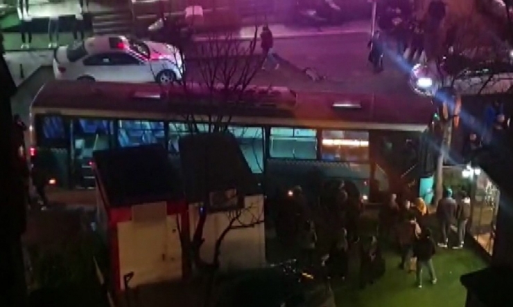 Freni Boşalıp Kaldırıma Çıkan Otobüs Az Kalsın Kafeye Dalacaktı