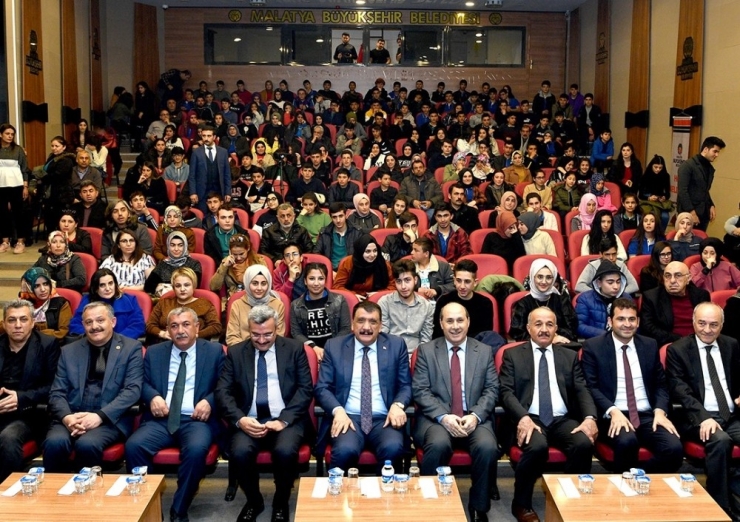 Malatya’da “Bağımlı Değiliz” Adlı Tiyatro Oyunu