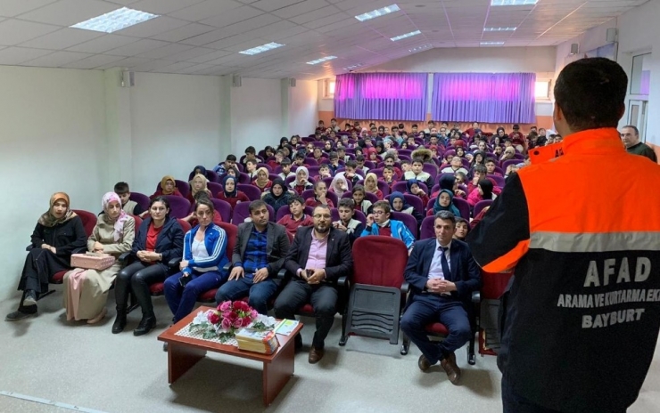 Bayburt’ta Öğrencilere Deprem Ve Yangın Eğitimi Veriliyor