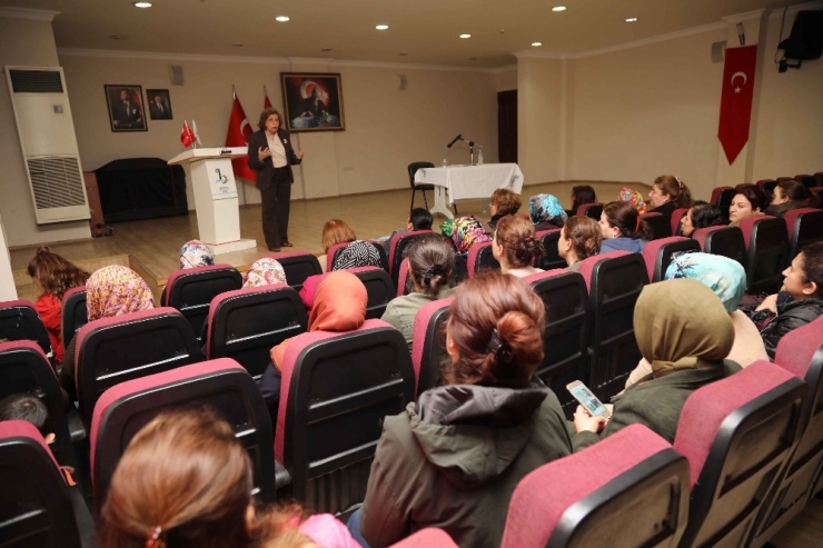 Bayraklı’da Kadın Hakları Seminerde Ele Alındı