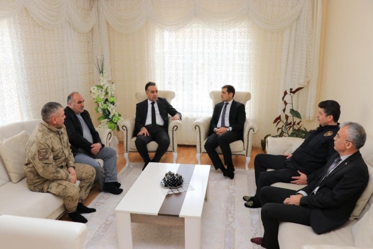 Vali Oktay Çağatay, Şehit Uzman Çavuş Eren Öztürk’ün Ailesini Ziyaret Etti