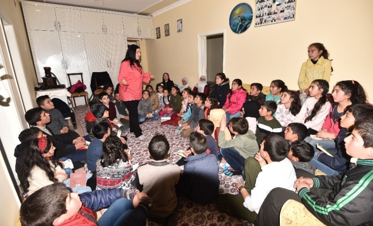 Köy Köy Dolaşıp Çocukları Masallarla Buluşturuyorlar