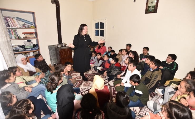Köy Köy Dolaşıp Çocukları Masallarla Buluşturuyorlar
