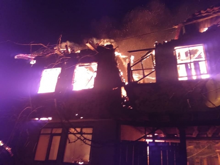 Geceyi Alevler Aydınlattı