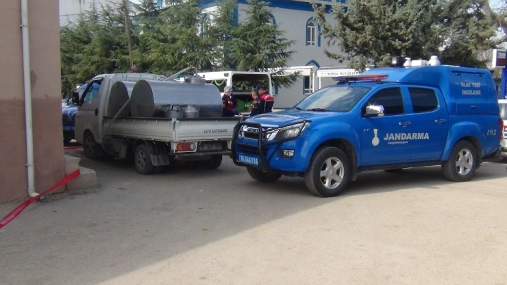 Süt Toplayan Kamyonetin Altında Kaldı