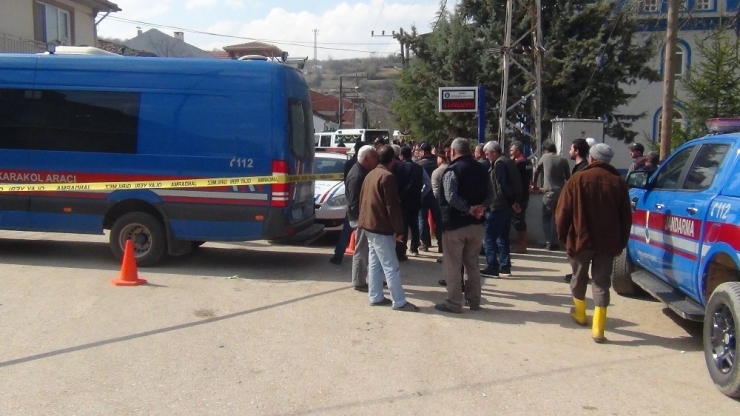 Süt Toplayan Kamyonetin Altında Kaldı