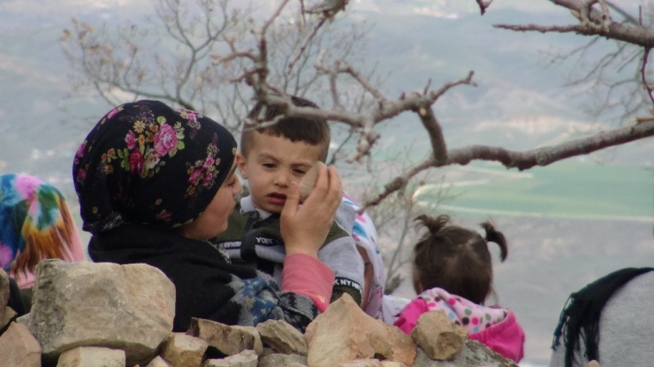 Türbedeki Taşları Isıtıp Şifa Arıyorlar