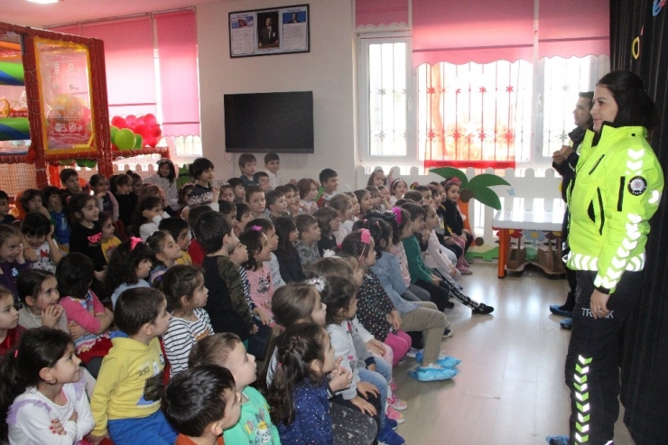 Polis Abi Ve Ablalarına Özendiler