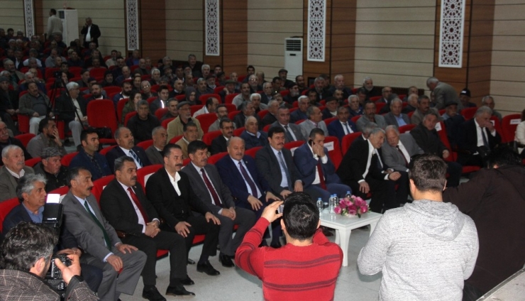 Çiftçi Toplantısında Genç Çiftçiden, Valiye Serzeniş